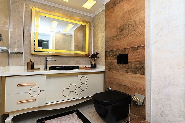 اطلالة بحر وميناء  مباشرة - شقة 3 غرف وصالة - بناء حديث - مركز الانيا 