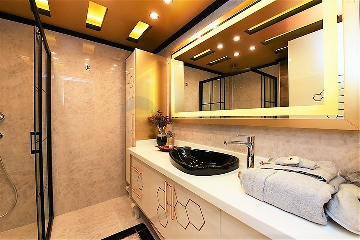 اطلالة بحر وميناء  مباشرة - شقة 3 غرف وصالة - بناء حديث - مركز الانيا 