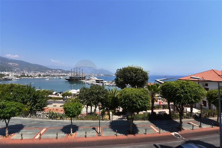 اطلالة بحر وميناء  مباشرة - شقة 3 غرف وصالة - بناء حديث - مركز الانيا 