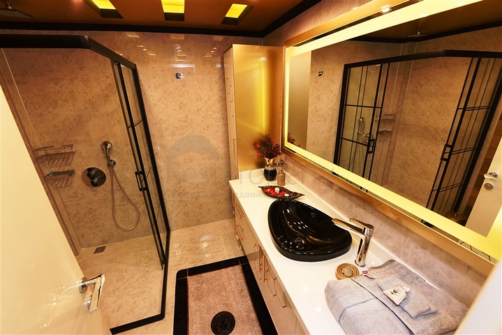 اطلالة بحر وميناء  مباشرة - شقة 3 غرف وصالة - بناء حديث - مركز الانيا 