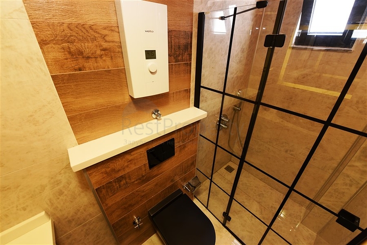 اطلالة بحر وميناء  مباشرة - شقة 3 غرف وصالة - بناء حديث - مركز الانيا 