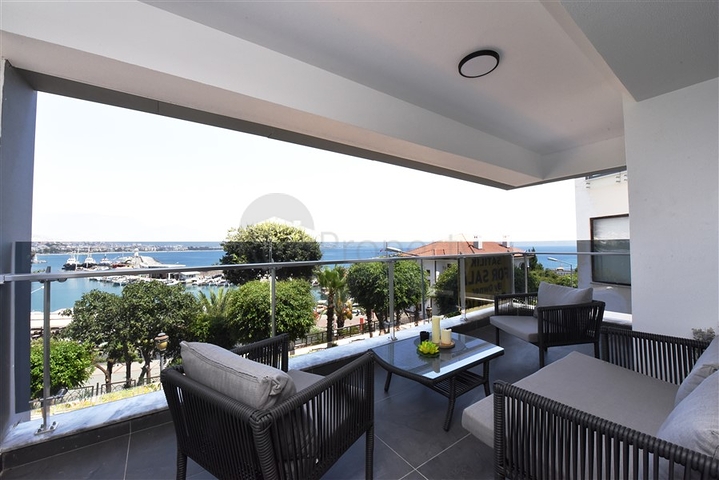 اطلالة بحر وميناء  مباشرة - شقة 3 غرف وصالة - بناء حديث - مركز الانيا 