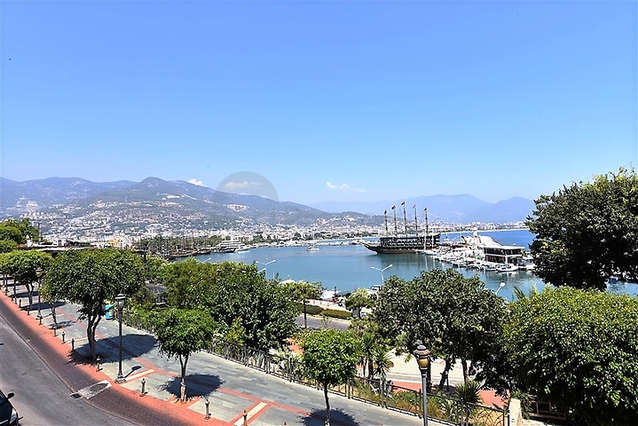 اطلالة بحر وميناء  مباشرة - شقة 3 غرف وصالة - بناء حديث - مركز الانيا 