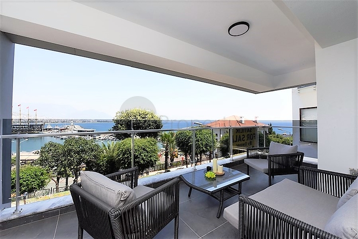 اطلالة بحر وميناء  مباشرة - شقة 3 غرف وصالة - بناء حديث - مركز الانيا 