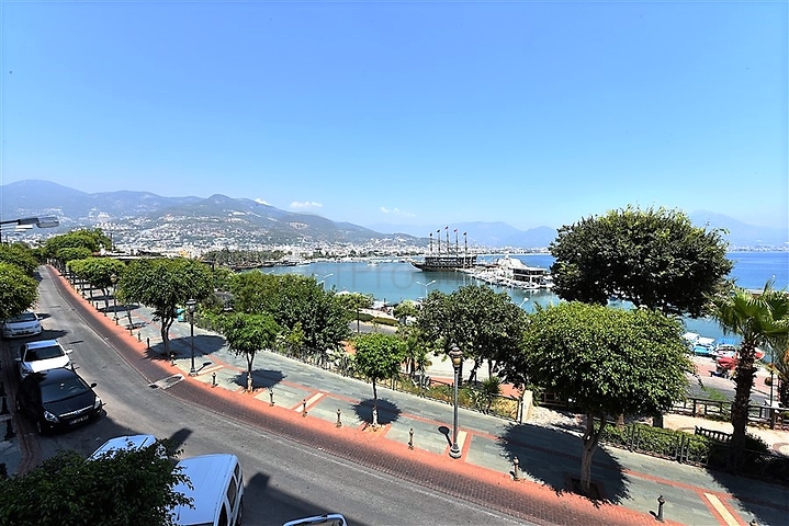 اطلالة بحر وميناء  مباشرة - شقة 3 غرف وصالة - بناء حديث - مركز الانيا 