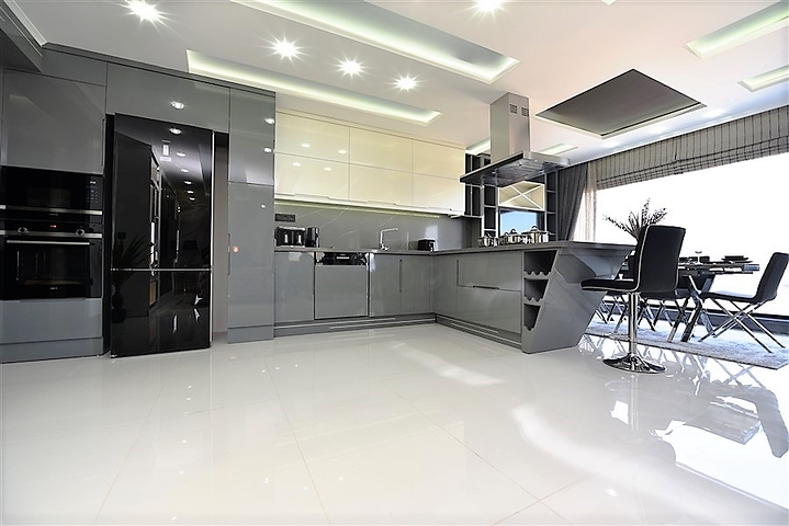 اطلالة بحر وميناء  مباشرة - شقة 3 غرف وصالة - بناء حديث - مركز الانيا 