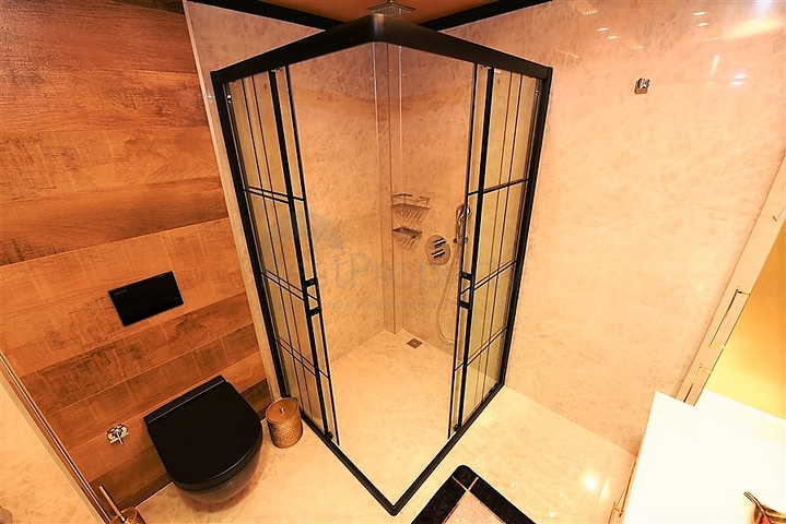 اطلالة بحر وميناء  مباشرة - شقة 3 غرف وصالة - بناء حديث - مركز الانيا 