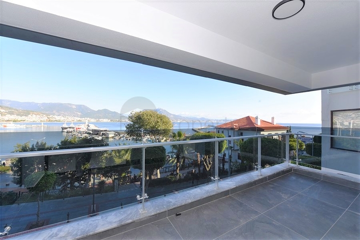 اطلالة بحر وميناء  مباشرة - شقة 3 غرف وصالة - بناء حديث - مركز الانيا 