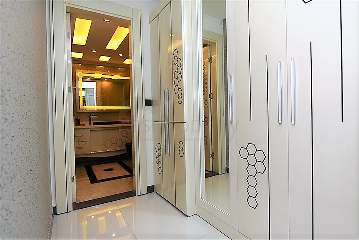 اطلالة بحر وميناء  مباشرة - شقة 3 غرف وصالة - بناء حديث - مركز الانيا 