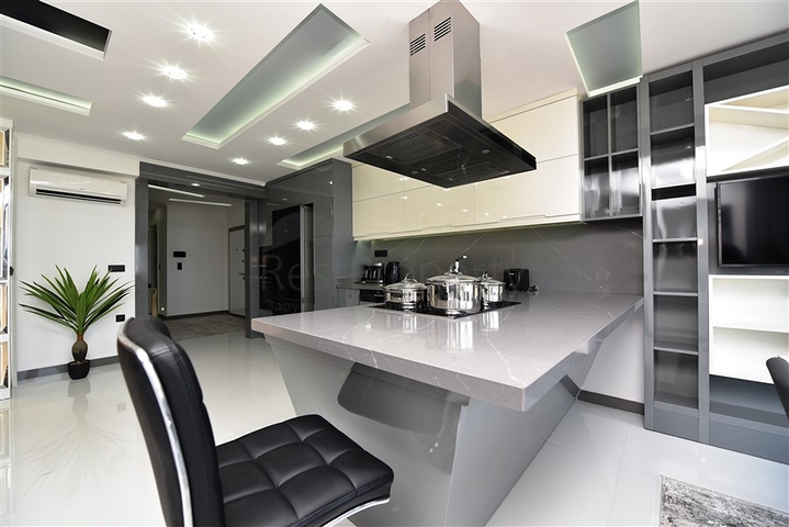 اطلالة بحر وميناء  مباشرة - شقة 3 غرف وصالة - بناء حديث - مركز الانيا 