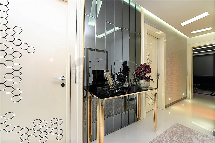 اطلالة بحر وميناء  مباشرة - شقة 3 غرف وصالة - بناء حديث - مركز الانيا 