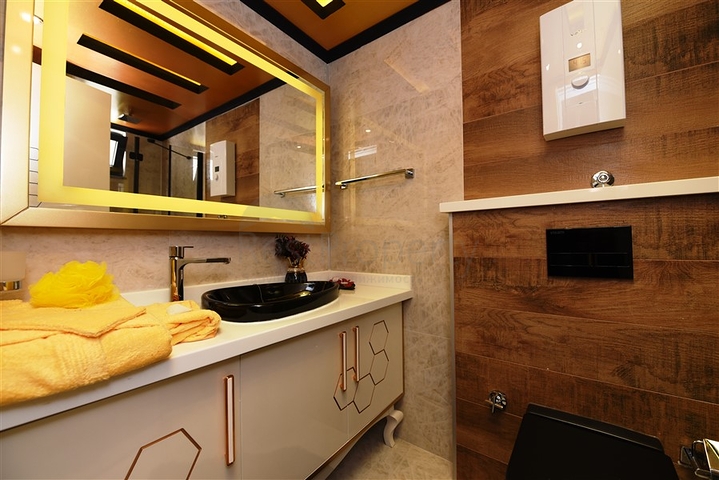 اطلالة بحر وميناء  مباشرة - شقة 3 غرف وصالة - بناء حديث - مركز الانيا 