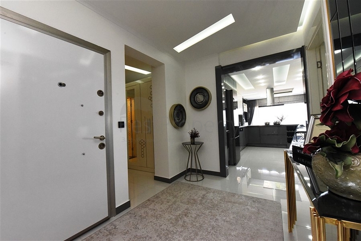 اطلالة بحر وميناء  مباشرة - شقة 3 غرف وصالة - بناء حديث - مركز الانيا 