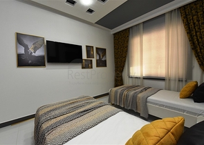 اطلالة بحر وميناء  مباشرة - شقة 3 غرف وصالة - بناء حديث - مركز الانيا 