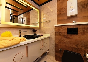 اطلالة بحر وميناء  مباشرة - شقة 3 غرف وصالة - بناء حديث - مركز الانيا 