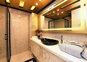 اطلالة بحر وميناء  مباشرة - شقة 3 غرف وصالة - بناء حديث - مركز الانيا 