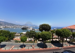 اطلالة بحر وميناء  مباشرة - شقة 3 غرف وصالة - بناء حديث - مركز الانيا 