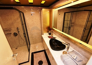 اطلالة بحر وميناء  مباشرة - شقة 3 غرف وصالة - بناء حديث - مركز الانيا 