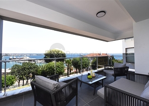 اطلالة بحر وميناء  مباشرة - شقة 3 غرف وصالة - بناء حديث - مركز الانيا 