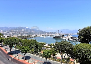 اطلالة بحر وميناء  مباشرة - شقة 3 غرف وصالة - بناء حديث - مركز الانيا 