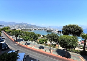 اطلالة بحر وميناء  مباشرة - شقة 3 غرف وصالة - بناء حديث - مركز الانيا 