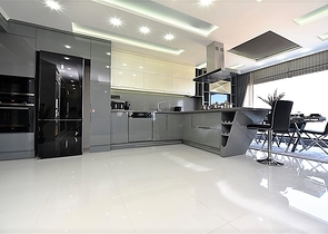 اطلالة بحر وميناء  مباشرة - شقة 3 غرف وصالة - بناء حديث - مركز الانيا 