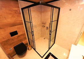 اطلالة بحر وميناء  مباشرة - شقة 3 غرف وصالة - بناء حديث - مركز الانيا 