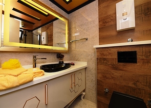 اطلالة بحر وميناء  مباشرة - شقة 3 غرف وصالة - بناء حديث - مركز الانيا 