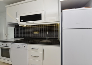 شقة مؤثثة من تصميم غرفة وصالة ضمن مجمع سكني فاخر في مهموتلار / الانيا 