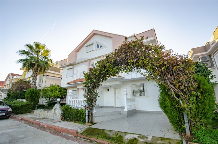 فيلا منفصلة 3 + 1 مع الأثاث في لارا أنطاليا