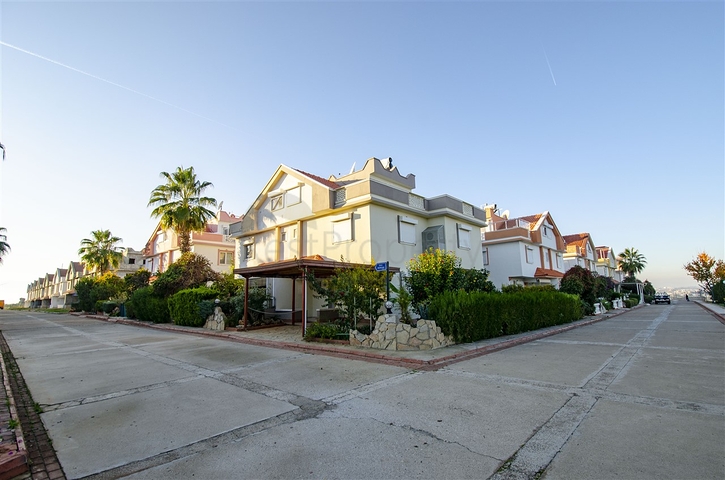 فيلا منفصلة 3 + 1 مع الأثاث في لارا أنطاليا