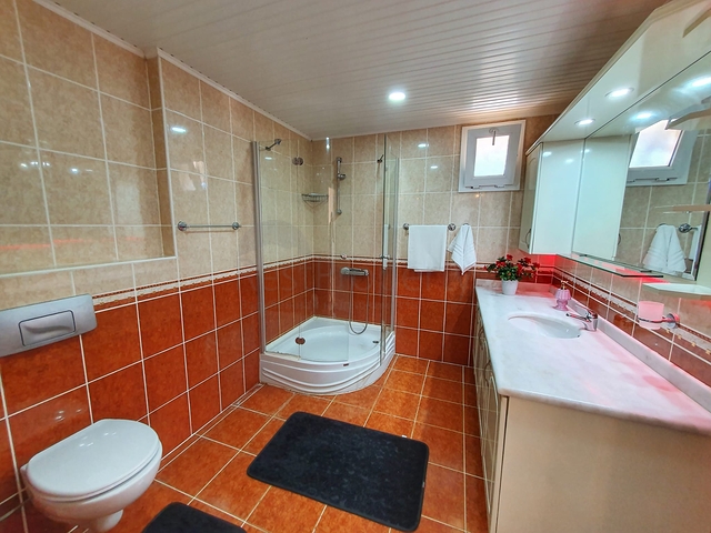 اطلالة بحر وقلعة - شقة عائلية 3 غرف وصالة - سعر منافس - ضمن منطقة مهموتلار / الانيا 