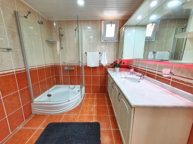 اطلالة بحر وقلعة - شقة عائلية 3 غرف وصالة - سعر منافس - ضمن منطقة مهموتلار / الانيا 