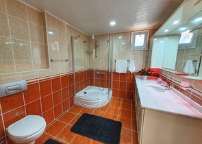 اطلالة بحر وقلعة - شقة عائلية 3 غرف وصالة - سعر منافس - ضمن منطقة مهموتلار / الانيا 