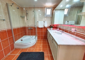 اطلالة بحر وقلعة - شقة عائلية 3 غرف وصالة - سعر منافس - ضمن منطقة مهموتلار / الانيا 