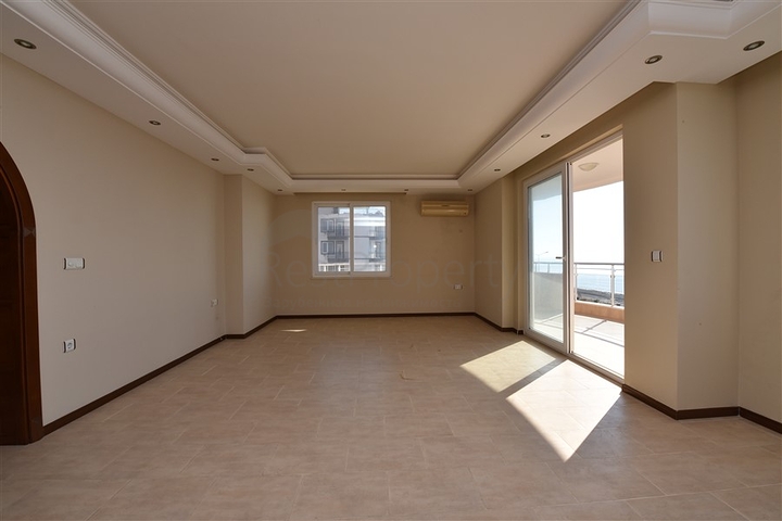 اطلالة بحر مباشرة - شقة عائلية 2 غرفة وصالة - في الانيا 