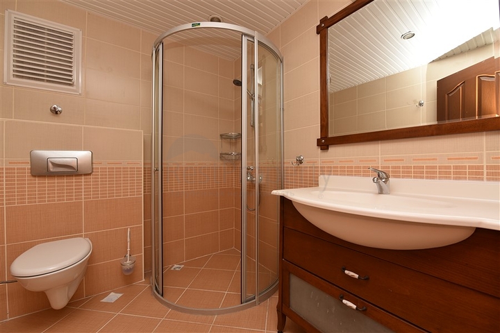 اطلالة بحر مباشرة - شقة عائلية 2 غرفة وصالة - في الانيا 