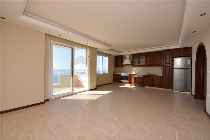 اطلالة بحر مباشرة - شقة عائلية 2 غرفة وصالة - في الانيا 