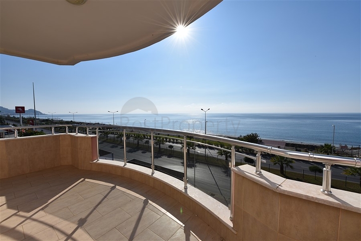 اطلالة بحر مباشرة - شقة عائلية 2 غرفة وصالة - في الانيا 