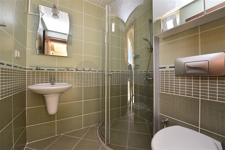 اطلالة بحر مباشرة - شقة عائلية 2 غرفة وصالة - في الانيا 