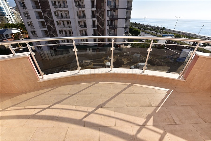 اطلالة بحر مباشرة - شقة عائلية 2 غرفة وصالة - في الانيا 