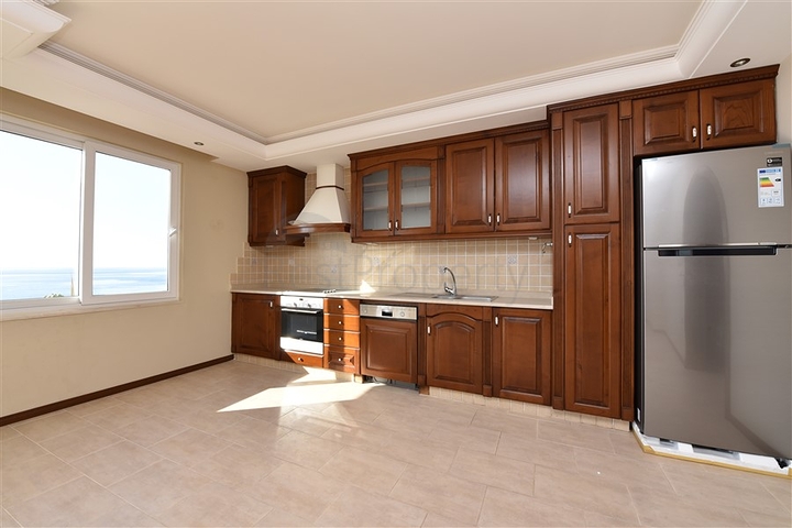 اطلالة بحر مباشرة - شقة عائلية 2 غرفة وصالة - في الانيا 