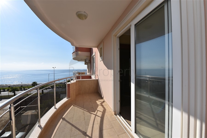 اطلالة بحر مباشرة - شقة عائلية 2 غرفة وصالة - في الانيا 