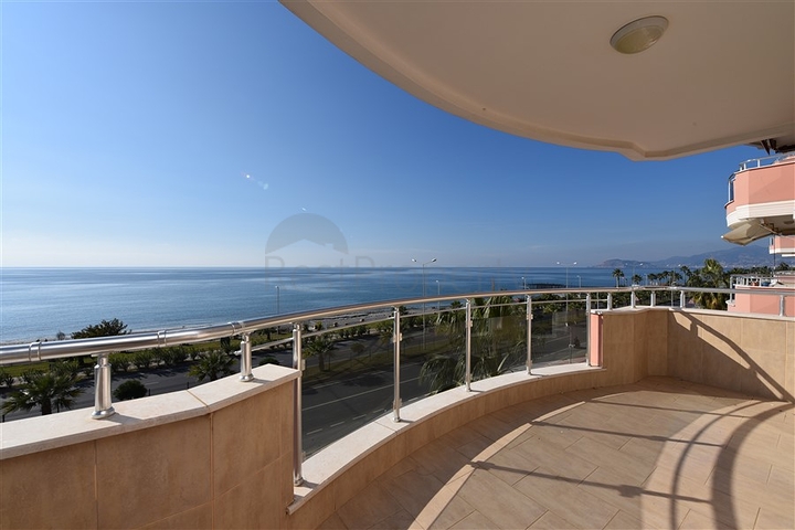 اطلالة بحر مباشرة - شقة عائلية 2 غرفة وصالة - في الانيا 