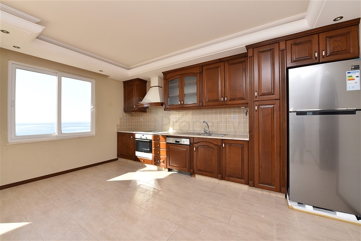 اطلالة بحر مباشرة - شقة عائلية 2 غرفة وصالة - في الانيا 