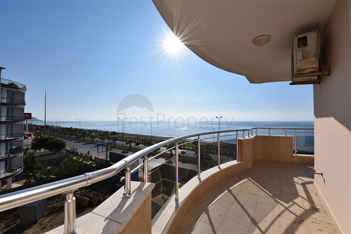 اطلالة بحر مباشرة - شقة عائلية 2 غرفة وصالة - في الانيا 