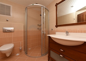 اطلالة بحر مباشرة - شقة عائلية 2 غرفة وصالة - في الانيا 