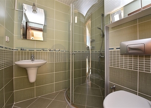 اطلالة بحر مباشرة - شقة عائلية 2 غرفة وصالة - في الانيا 