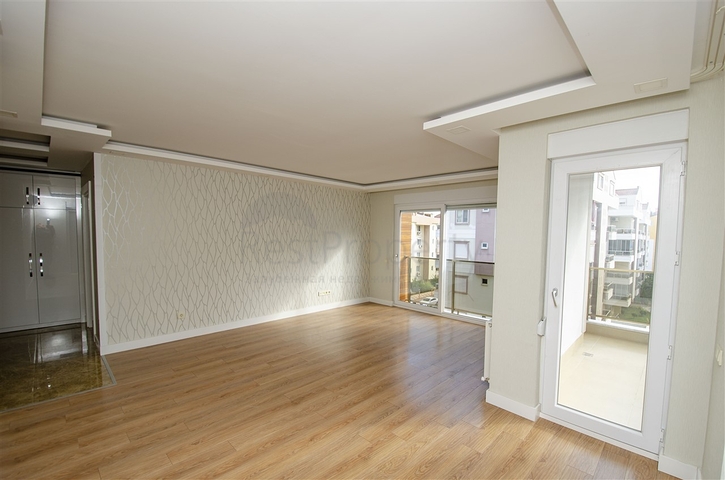 شقة واسعة 3 + 1 مع مطبخ منفصل في المجمع يبعد  600 متر إلى البحر