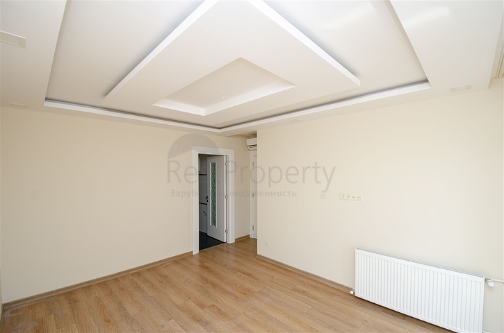 شقة واسعة 3 + 1 مع مطبخ منفصل في المجمع يبعد  600 متر إلى البحر